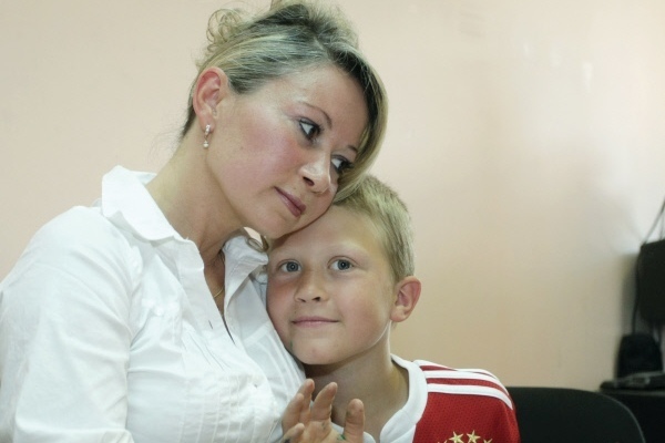 Чтобы сохранить семью, Инге Рантала с сыном Робертом пришлось вернуться в Россию. Фото: РИА Новости